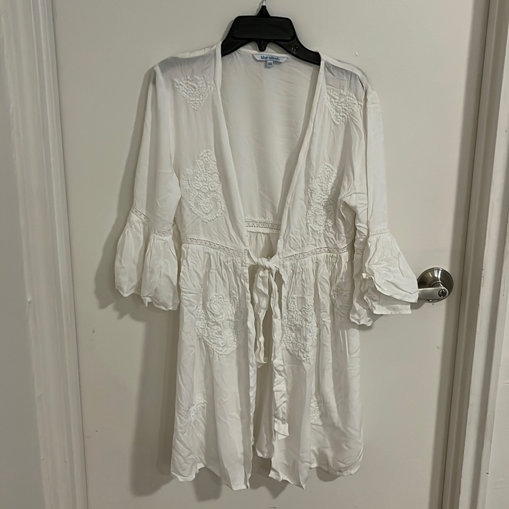 Cute cover-up!!! Worn maybe once? Ties in front. Excellent condition. Rayon
